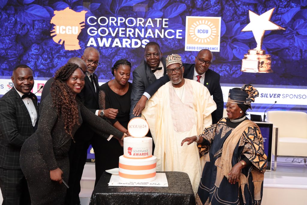 Cake cutting moment to celebrate the ICGU 24th Anniversary at the 3rd Corporate Governance Awards Cake cutting moment to celebrate the ICGU 24th Anniversary at the 3rd Corporate Governance Awards